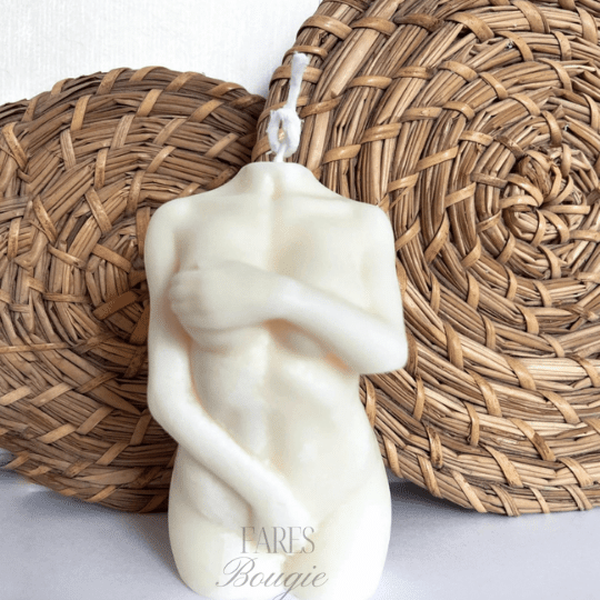 Bougie de corps de femme nue timide